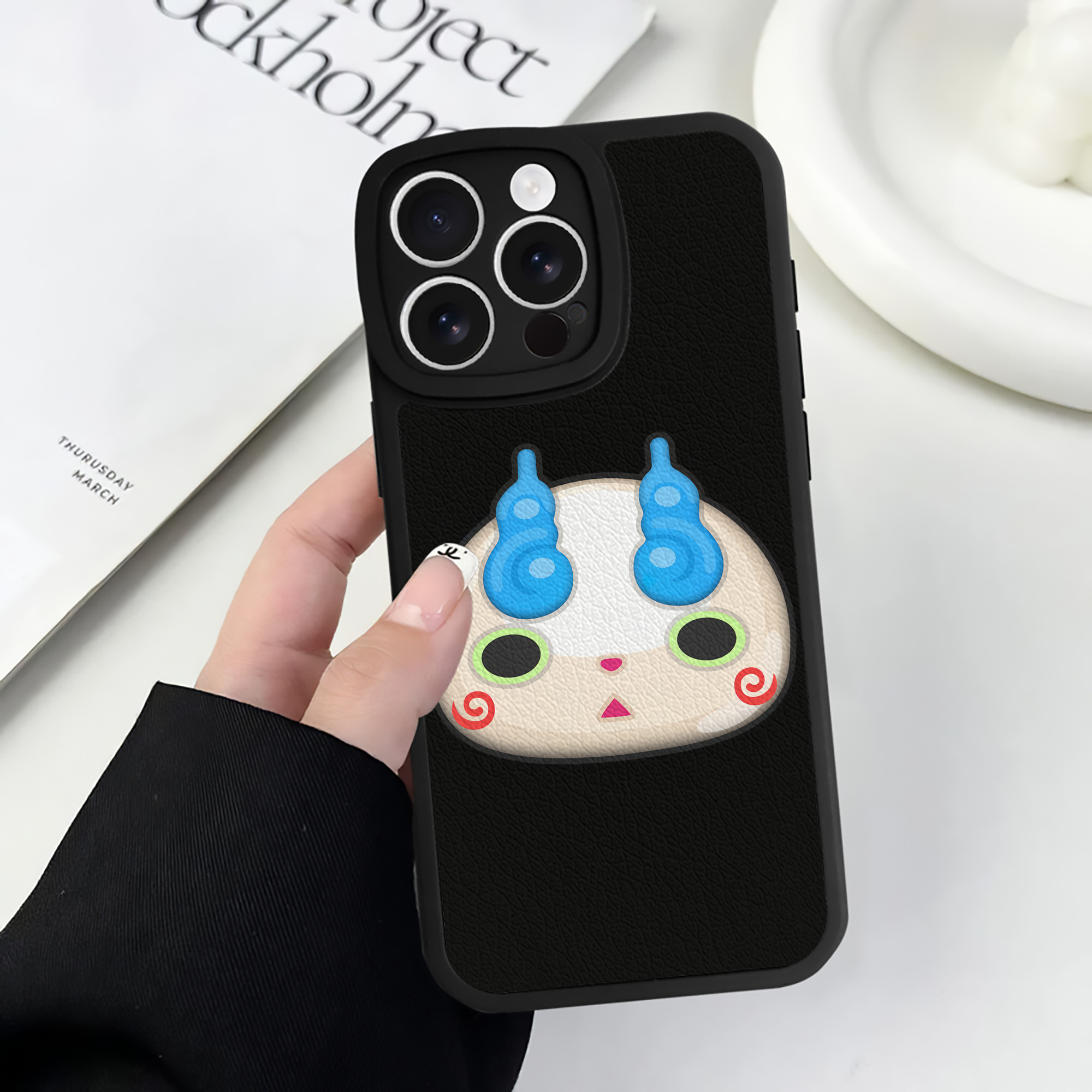 （画像用） 妖怪ウォッチ Yo-kai Watch 【iPhone 16シリーズ対応】シリコンスマホケース（レザー調） 材質：シリコン